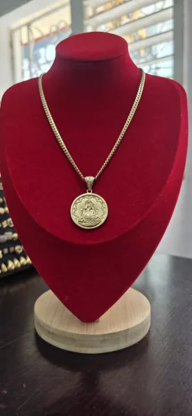 Gold chain with pendant